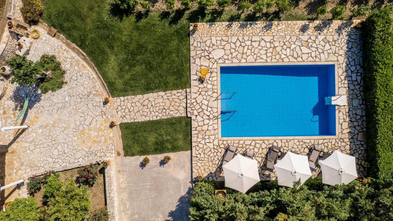 Villa In Pietra Kalamaras